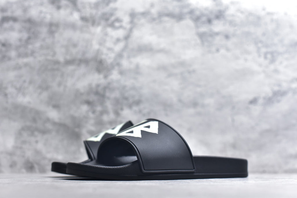 Balenciaga Pool Slide '689030W1SA2'