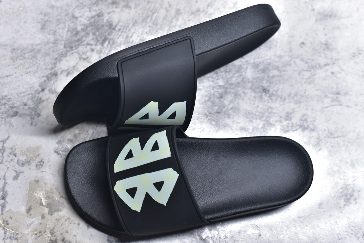 Balenciaga Pool Slide '689030W1SA2'