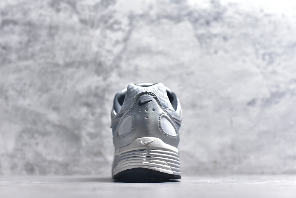 Nike Retro Low-Top Dad Running Sneaker IH4465-095