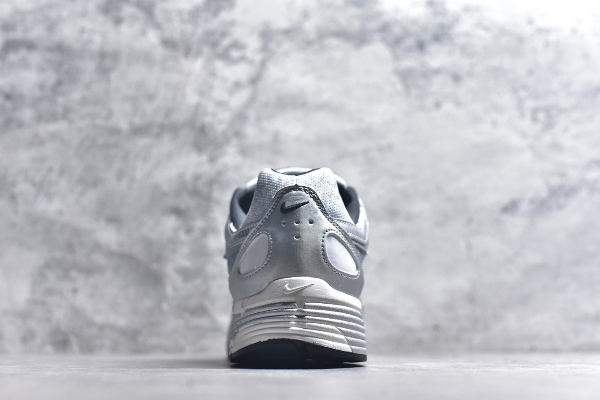 Nike Retro Low-Top Dad Running Sneaker IH4465-095
