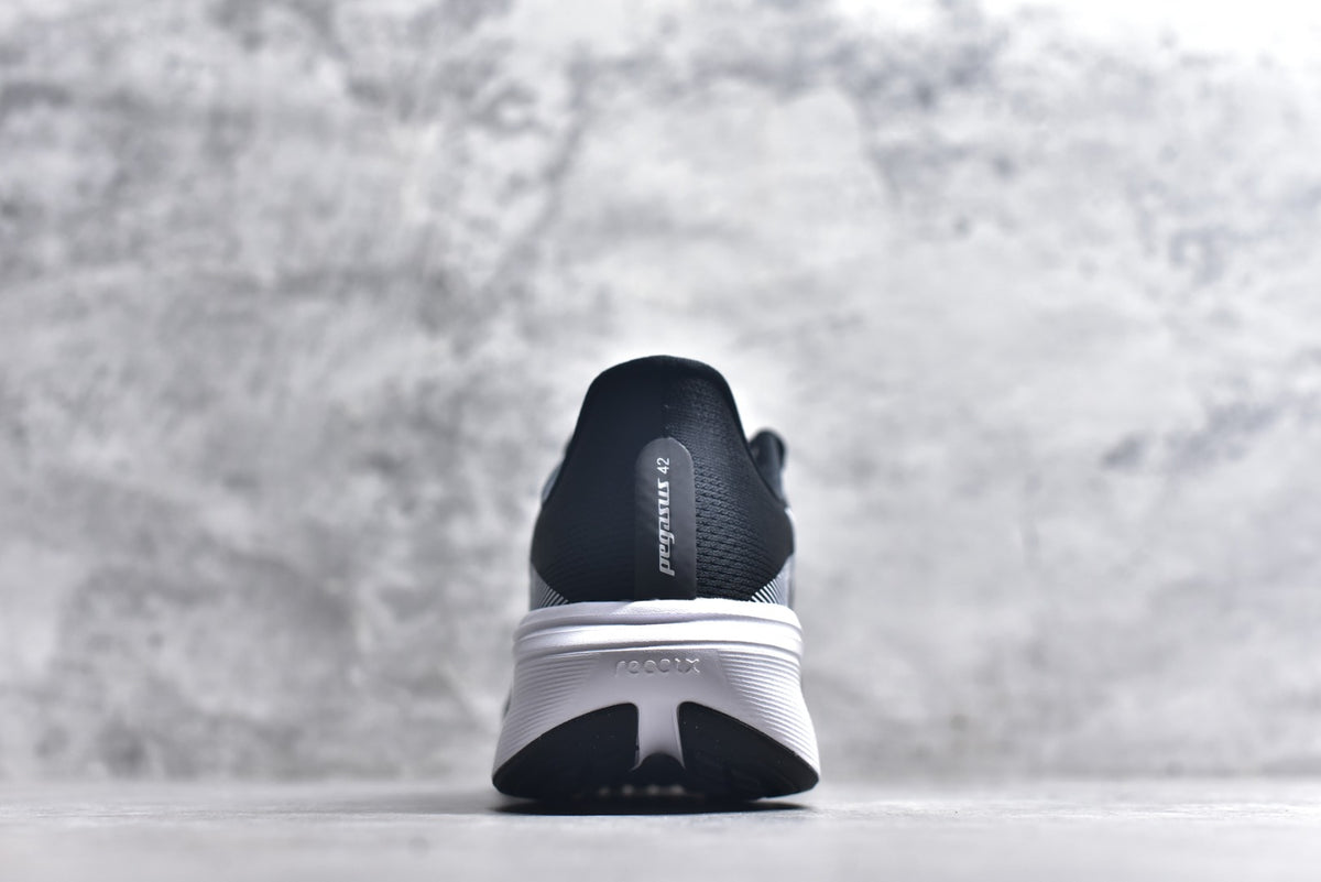 NIKE Pegasus 42 Low-Top Training & Running Shoes
