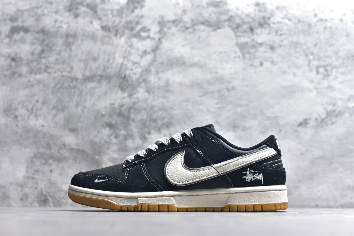 Nike SB Dunk Low x Stüssy — Collaboration Low-Top Sneakers