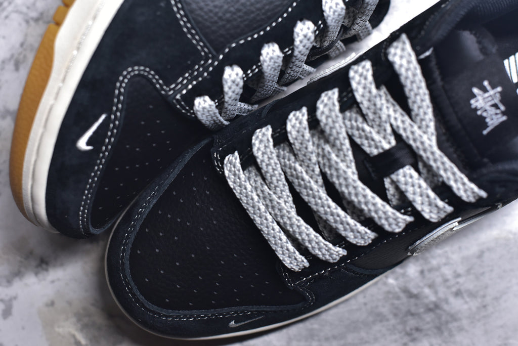 Nike SB Dunk Low x Stüssy — Collaboration Low-Top Sneakers